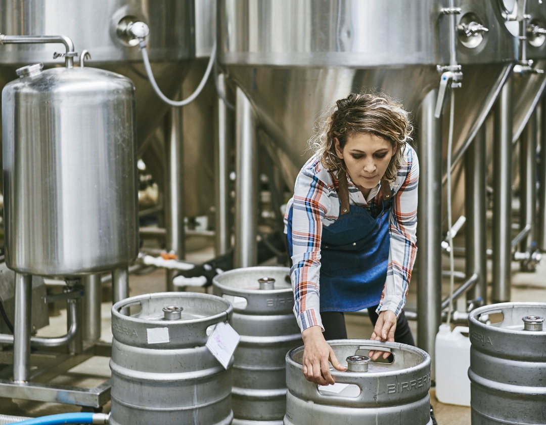 Jeune femme portant un fût de bière réemployable